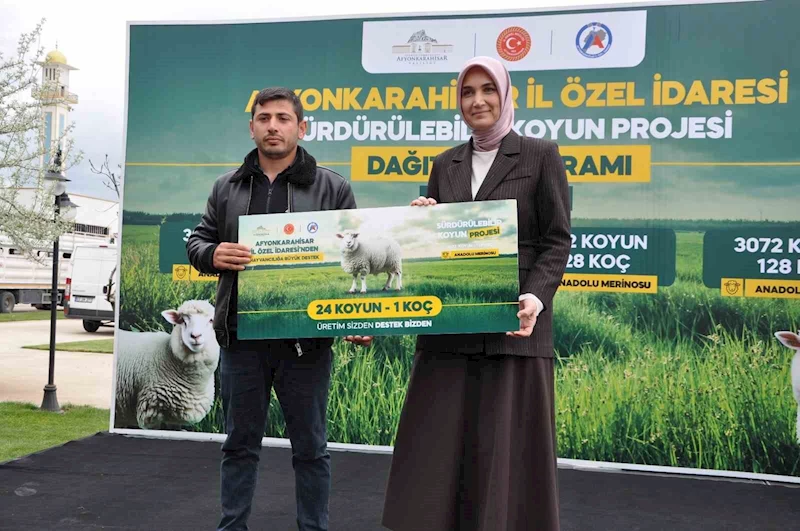 İl genelindeki 127 yetiştiriciye 3 bin 72 koyun ve 128 koç teslim edildi
