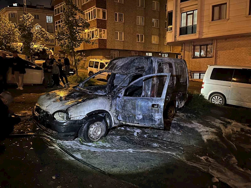 Küçükçekmece’de park halindeki araç alev alev yandı
