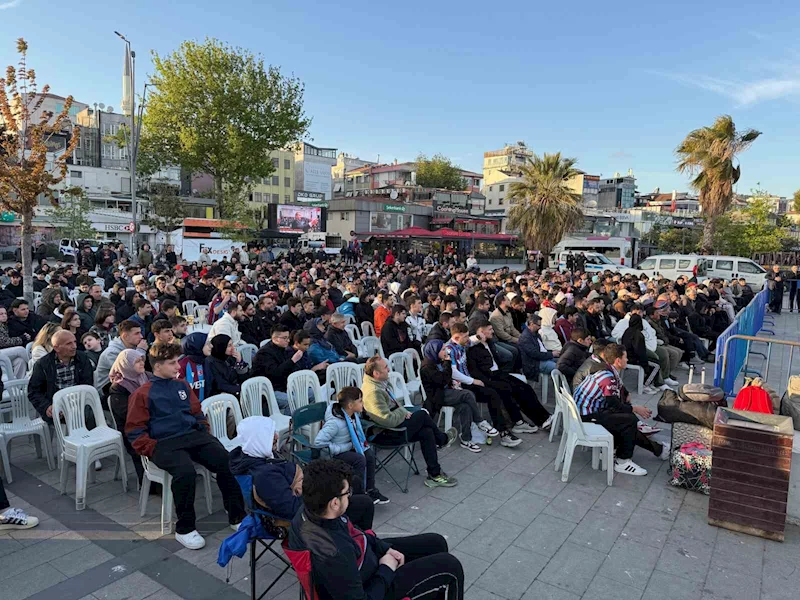 Pendik sahil meydanında final coşkusu ve hüzün bir arada
