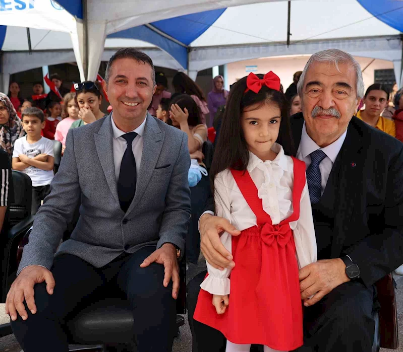Abdulkadir Konukoğlu mezun olduğu ilkokulda
