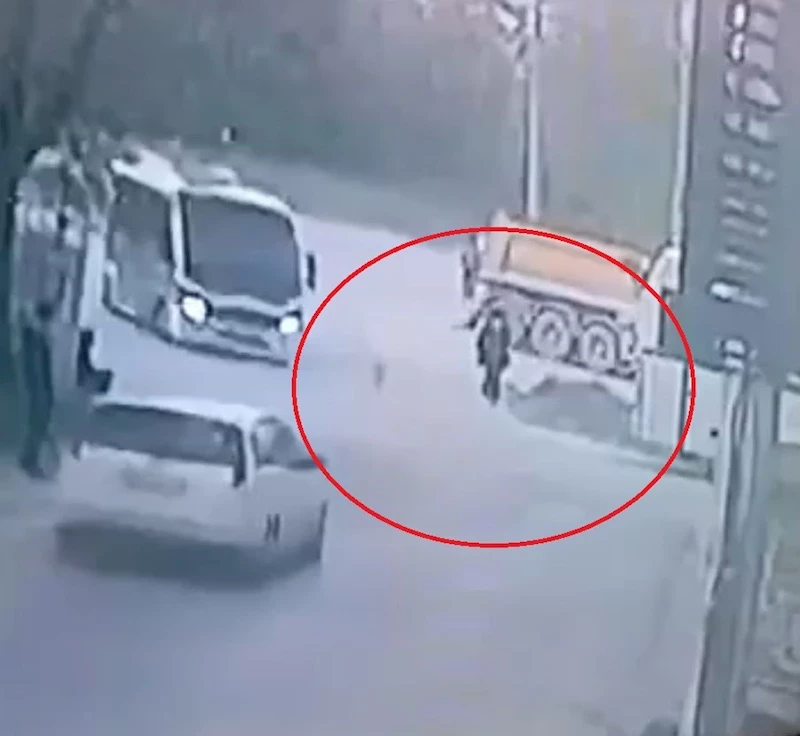 Önce yol kenarındaki kadına, sonra başka araçlara çarptı

