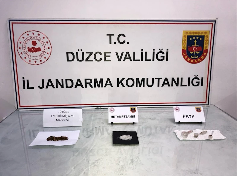 Uyuşturucuyu elleriyle jandarmaya teslim etti
