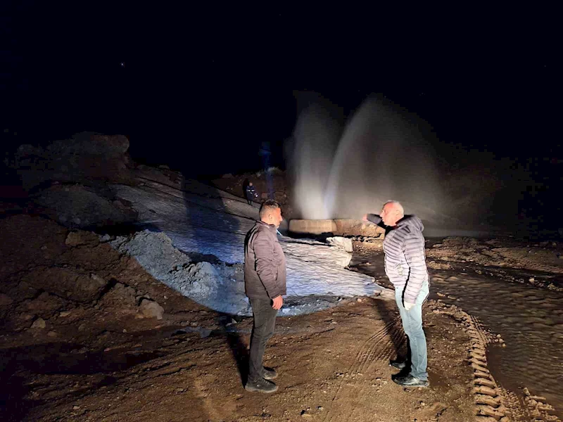 Hakkari’de içme suyu hattında arıza: 6 metreye kadar fışkıran su ekipleri zor durumda bıraktı
