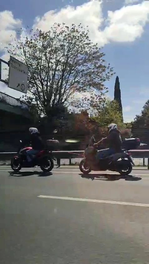 E-5’te tehlikeli yolculuk: Arızalanan motosikleti iple çekti
