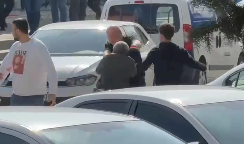 Bolu’da sokak ortasında yumruklar havada uçuştu
