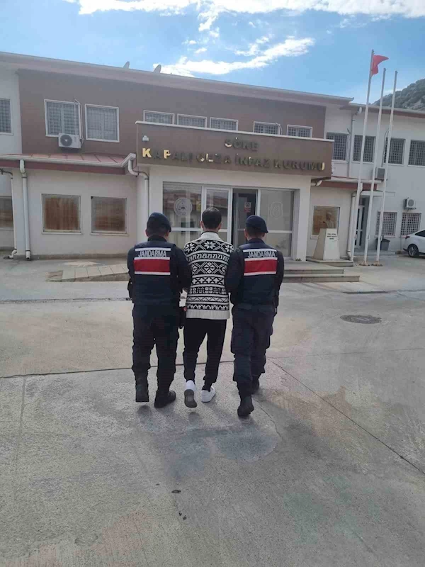 Dolandırıcılık suçundan aranan şahıs Kuşadası’nda yakalandı
