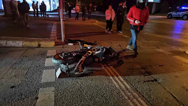 Sarıyer’de kontrolden çıkan motosiklet otomobile çarptı: 2 ağır yaralı
