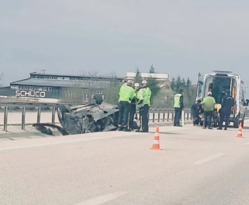 Takla atan otomobildeki karı koca yaralandı
