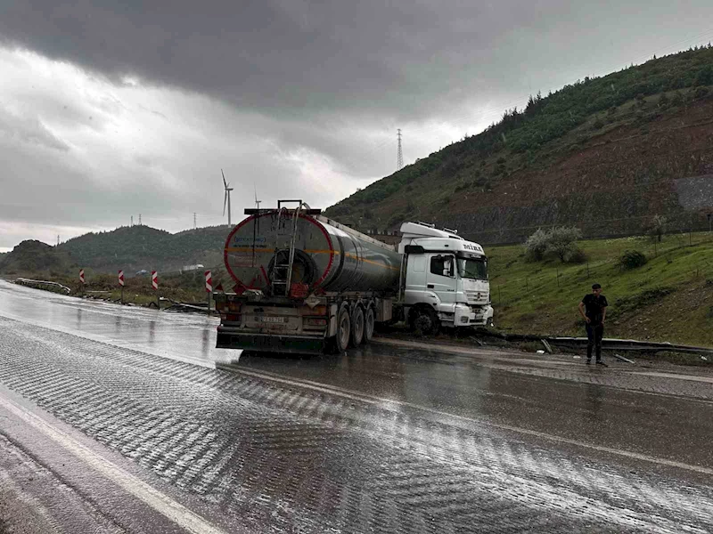 Osmaniye’de kontrolden çıkan tanker bariyerlere çarptı
