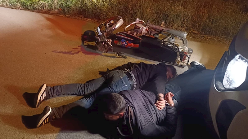 Adana’da 2 şüpheli ev kurşunlayıp, kaçarken kovalamacayla yakalandı
