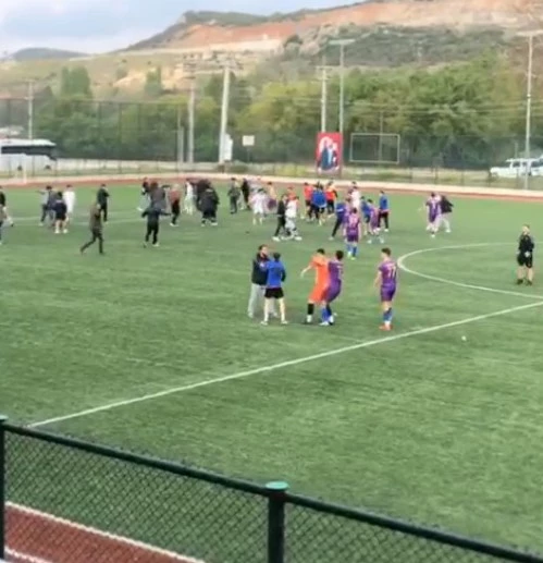 U18 Türkiye Şampiyonası’nda yeşil saha adeta ring alanına döndü
