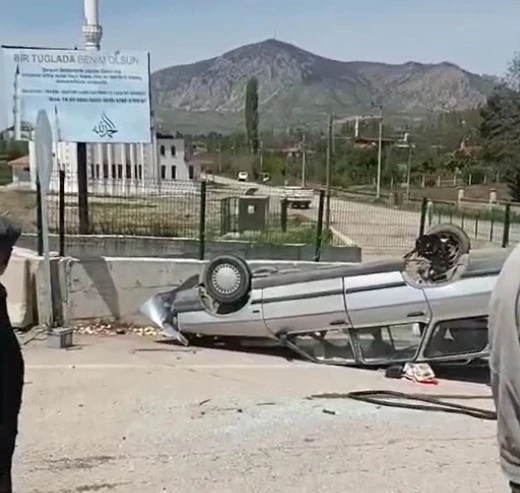 Devrilen otomobilden sağ kurtuldular
