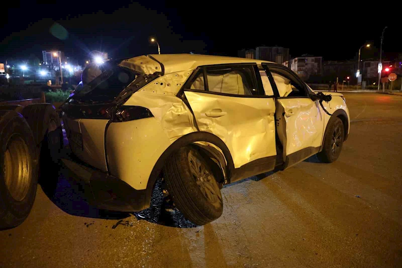 Elazığ’da tır ile otomobil çarpıştı: 4 yaralı
