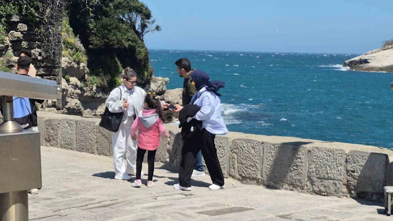 Bartın’da şiddetli fırtına turistlere zor anlar yaşattı

