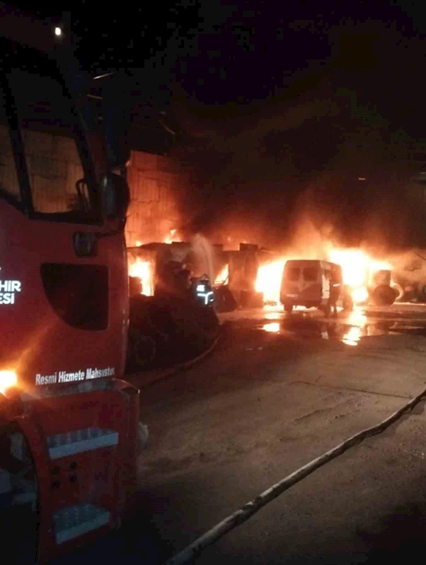 İskenderun’da lastikçi alevlere teslim oldu
