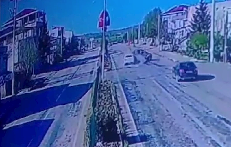 Adıyaman’da 2 otomobilin çarpışma anları kamerada
