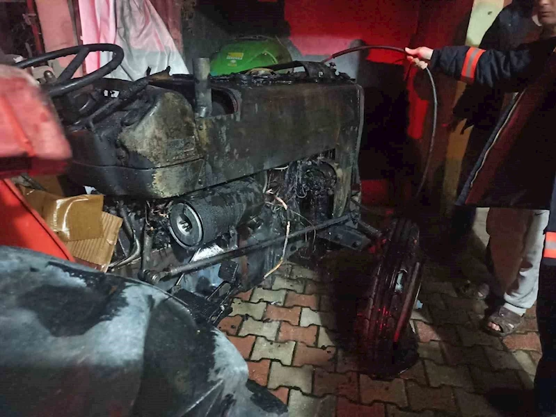 Malatya’da park halinde alev alan traktör kullanılamaz hale geldi
