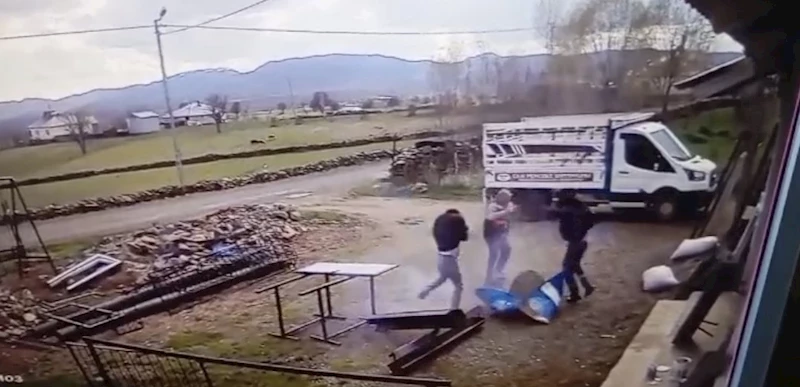 Kesmek istedikleri varil patlayınca neye uğradıklarını şaşırdılar: Patlama anı kamerada
