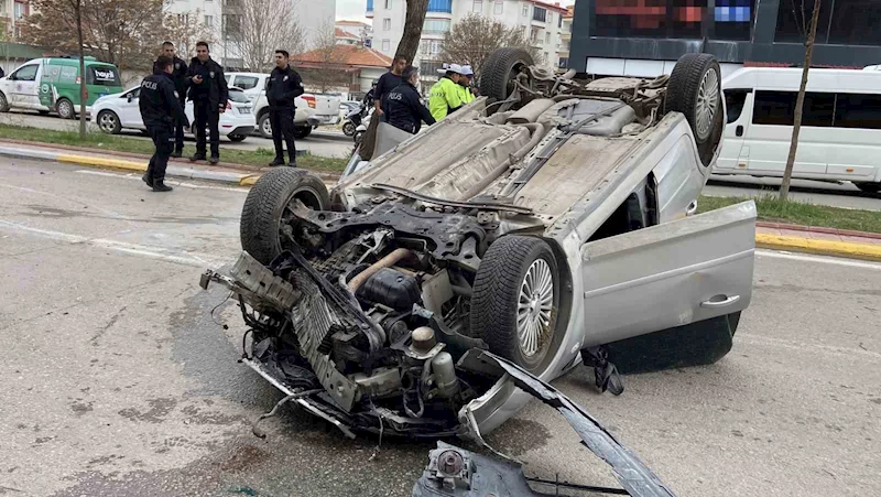 Takla atıp hurdaya dönen otomobilden burnu bile kanamadan kurtuldu
