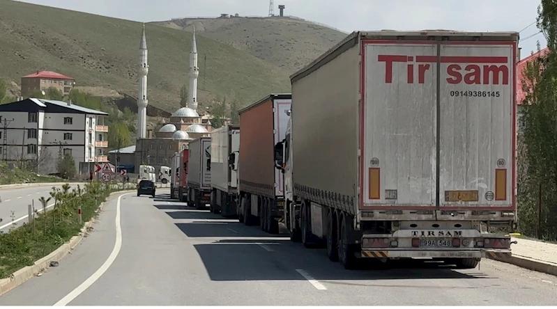 Türkiye-İran sınırında 2 kilometrelik tır kuyruğu
