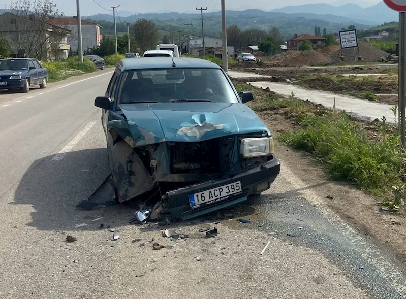 Traktör ile otomobil çarpıştı: 1’i çocuk, 3 yaralı
