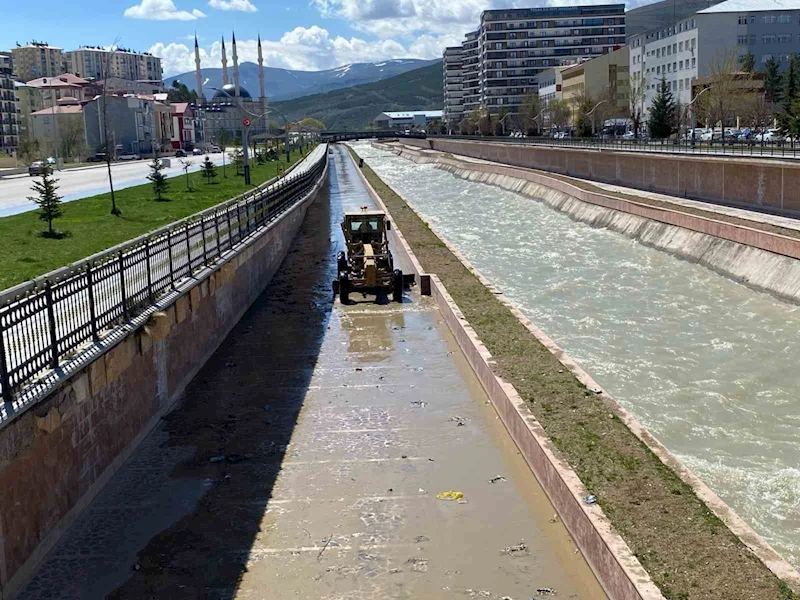 Çöplerle dolu olan yürüyüş yolu sonunda temizleniyor
