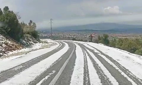Şiddetli dolu yağışı kar manzaraları oluşturdu
