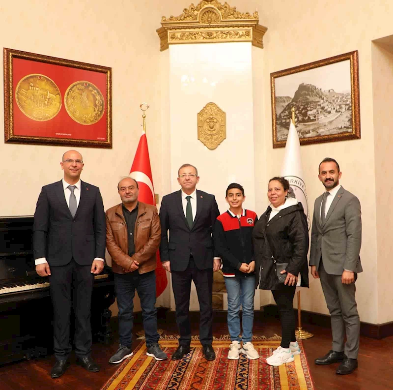Vali Polat, şampiyonu makamında ağırladı
