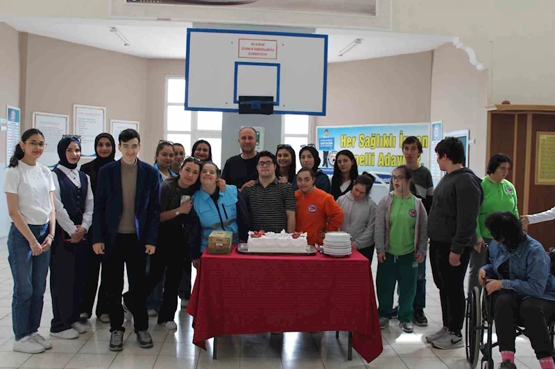 Öğrencilerden rehabilitasyon merkezine anlamlı ziyaret
