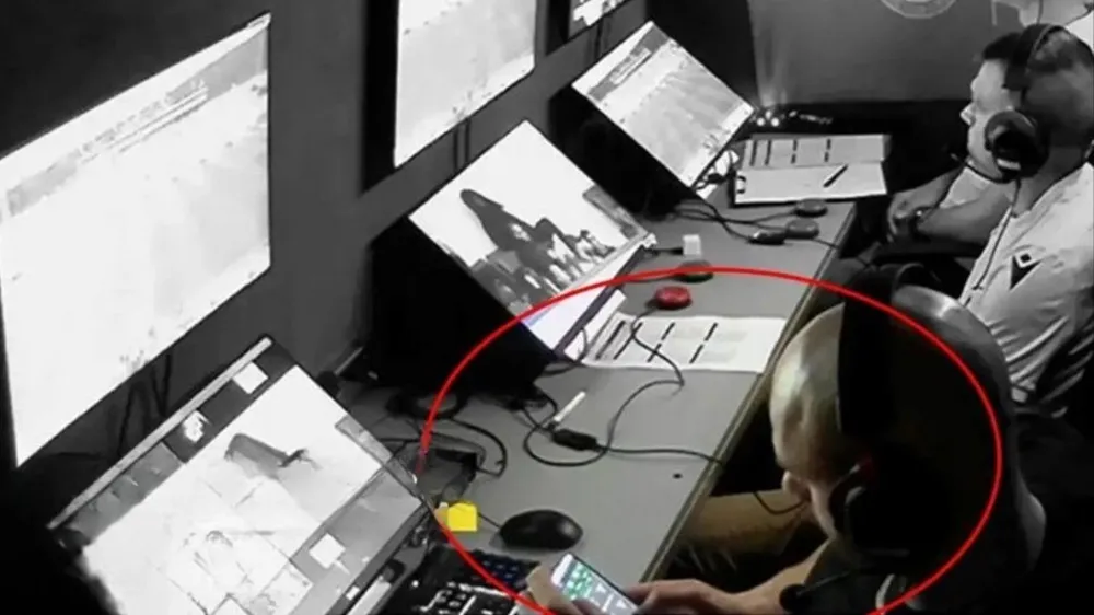 VAR hakemi maç esnasında bahis oynarken yakalandı