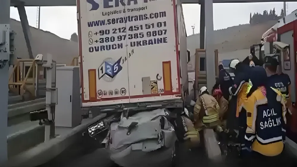 Pendik gişelerde feci kaza! Otomobil tırın altına girdi!