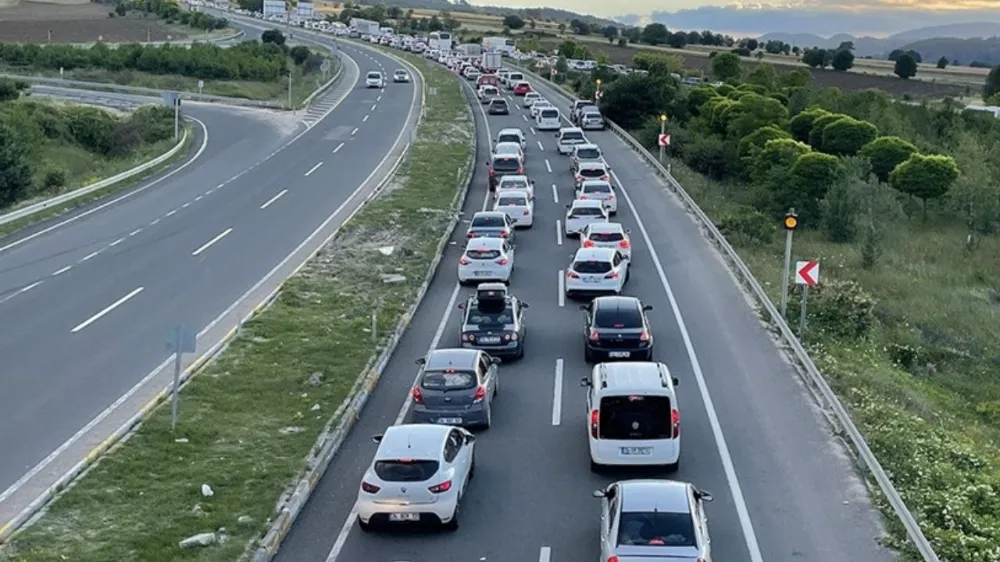 Otoyollarda dönüş hareketliliği başladı