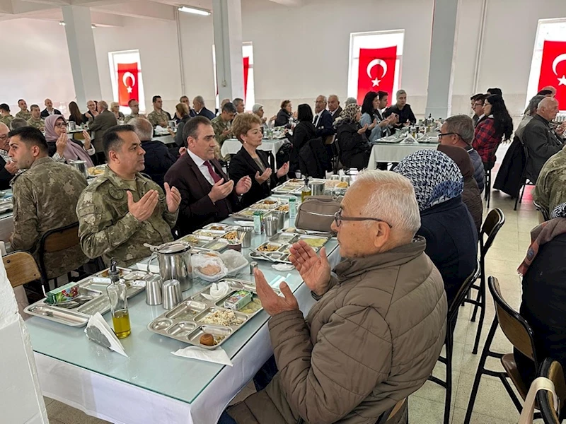 Burhaniye’de Kaymakam Memiş,  Şehit ve Gazi aileleri için düzenlenen yemeğe katıldı
