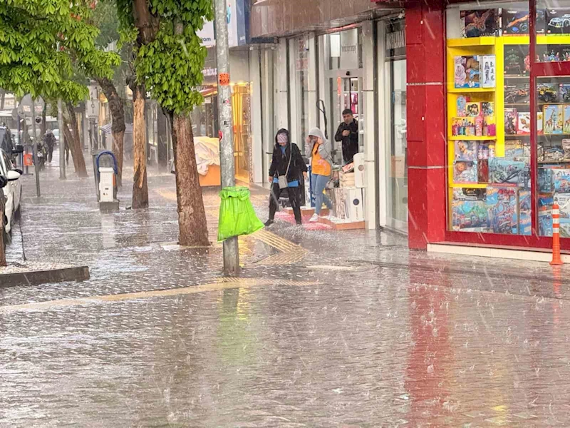 Ankara’da ceviz büyüklüğünde dolu yağdı
