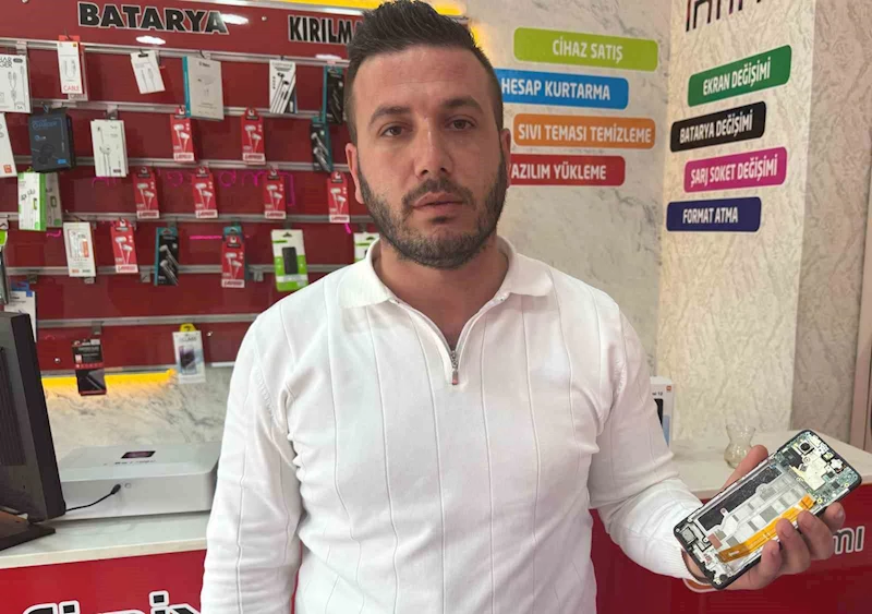 Telefon bataryası tamir sırasında alev alarak patladı
