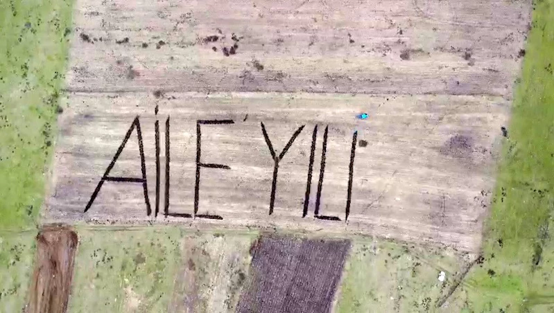 Tarlasına traktörüyle 