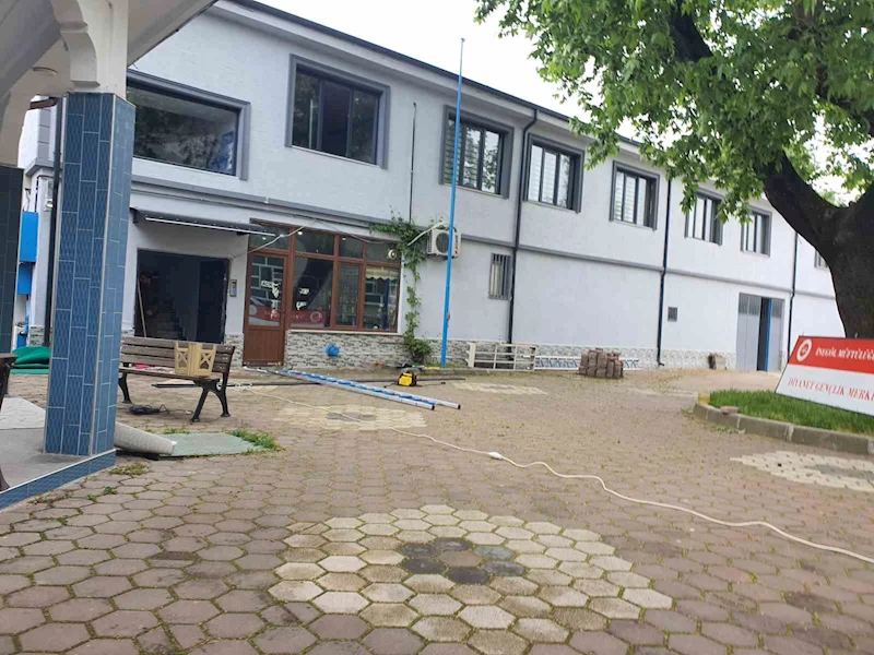 Tabela takarken düşen din görevlisi yaralandı
