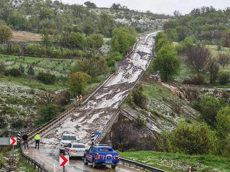 Ankara’da yoğun yağış çeşitli ilçelerde yaşamı olumsuz etkiliyor
