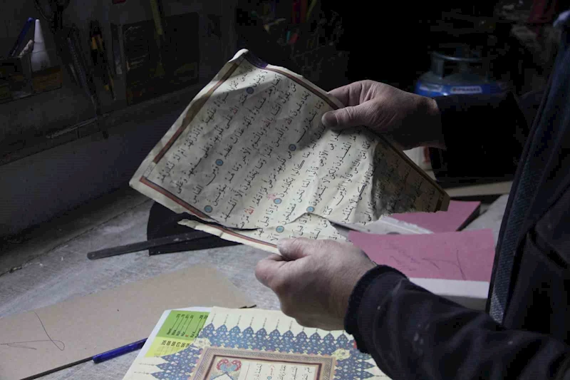 Aşınmış kitaplara 45 yıldır hayat veriyor
