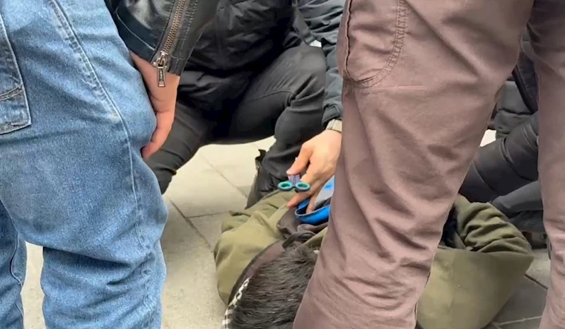 İzinsiz yürümek isteyen gruba polis müdahalesi, göstericinin çantasından makas çıktı: 