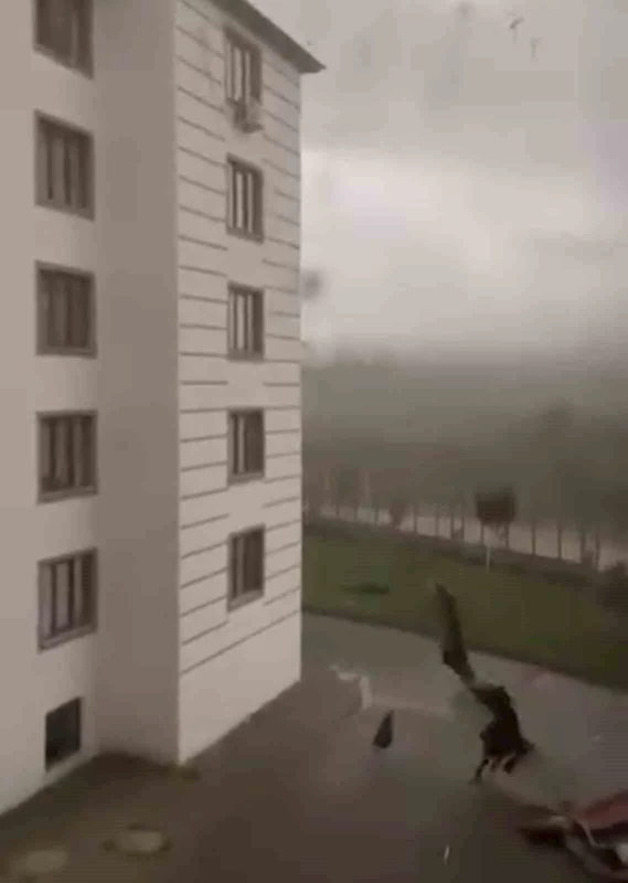 Bingöl’de fırtına etkili oldu: Çatıdan kopan parça çocuğun üzerine düştü
