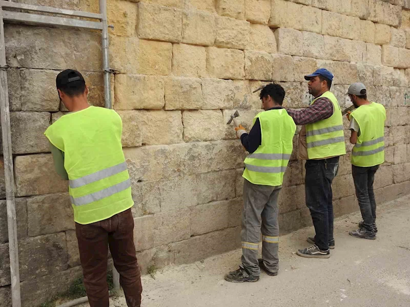 Gaziantep’te taş ustaları 1 Mayıs’ta da ekmeklerini taştan çıkartıyor
