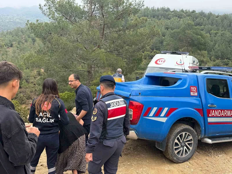 Çamura saplanan ambulansı jandarma kurtardı
