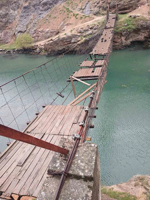 Elazığ’da fırtınadan dolayı asma köprü zarar gördü
