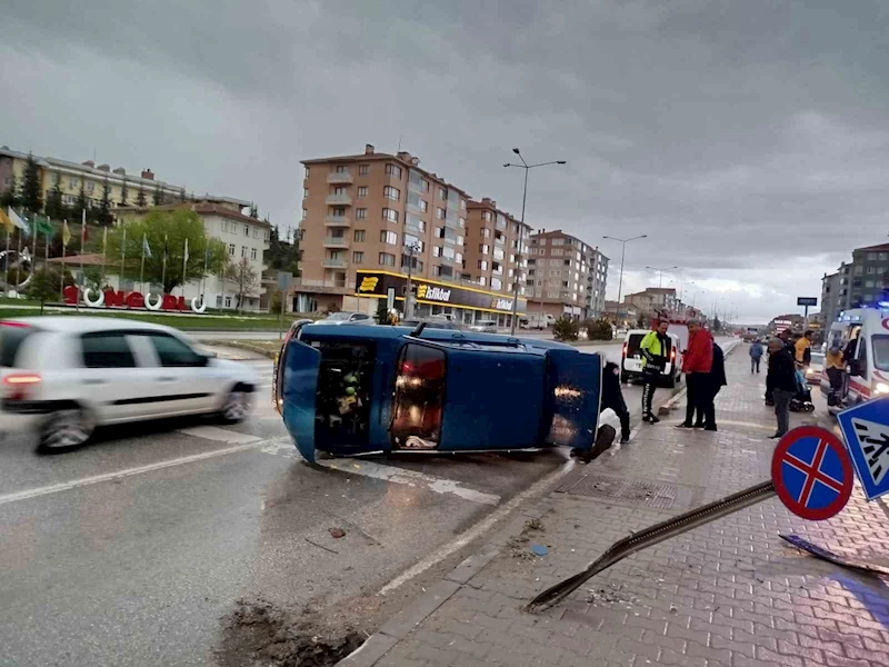 Levhaya çarpan otomobil yan yatarak durabildi: 1 kişi yaralandı
