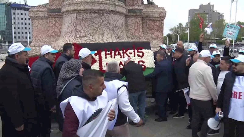 HAK-İŞ Konfederasyonu üyeleri, Kazancı Yokuşu’na karanfil, Taksim’e çelenk bıraktı
