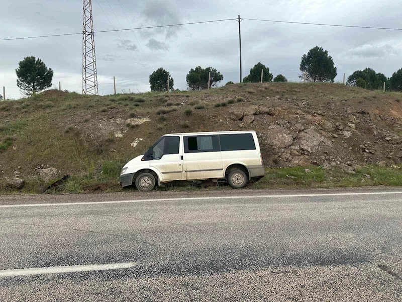 Gölbaşı’ndan minibüs şarampole savruldu: 3 yaralı
