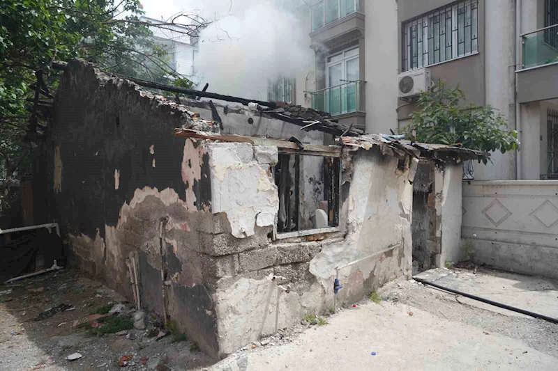 Antalya’da metruk binada korkutan yangın
