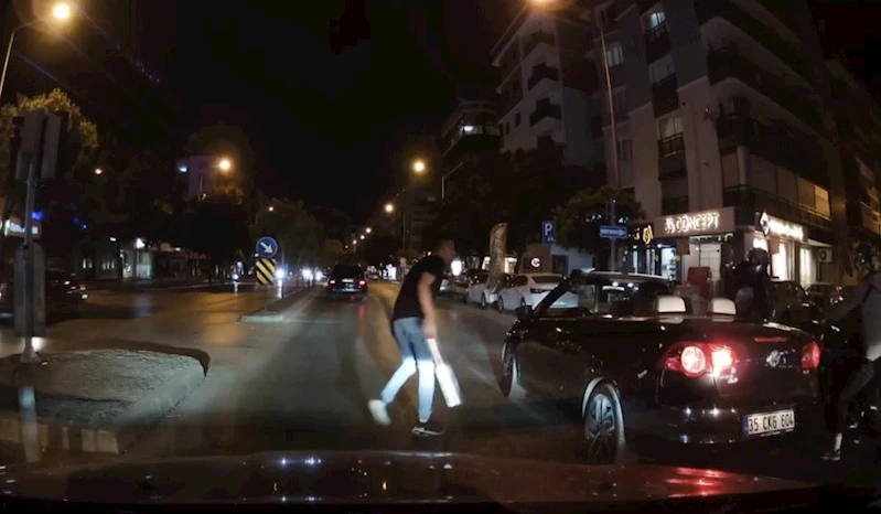 İzmir’de ’döner bıçaklı’ trafik kavgası kamerada
