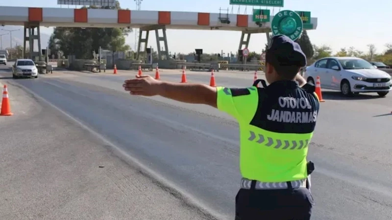 Jandarma ekipleri düzensiz göçmenlere geçit veriyor
